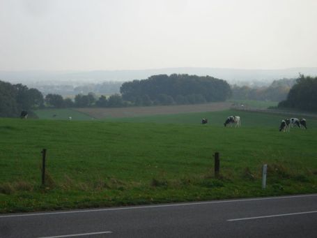 Groesbeek NL : Der Zevenheuvelenweg ( Siebenhügelweg ) ist von einer sanften Hügellandschaft umgeben